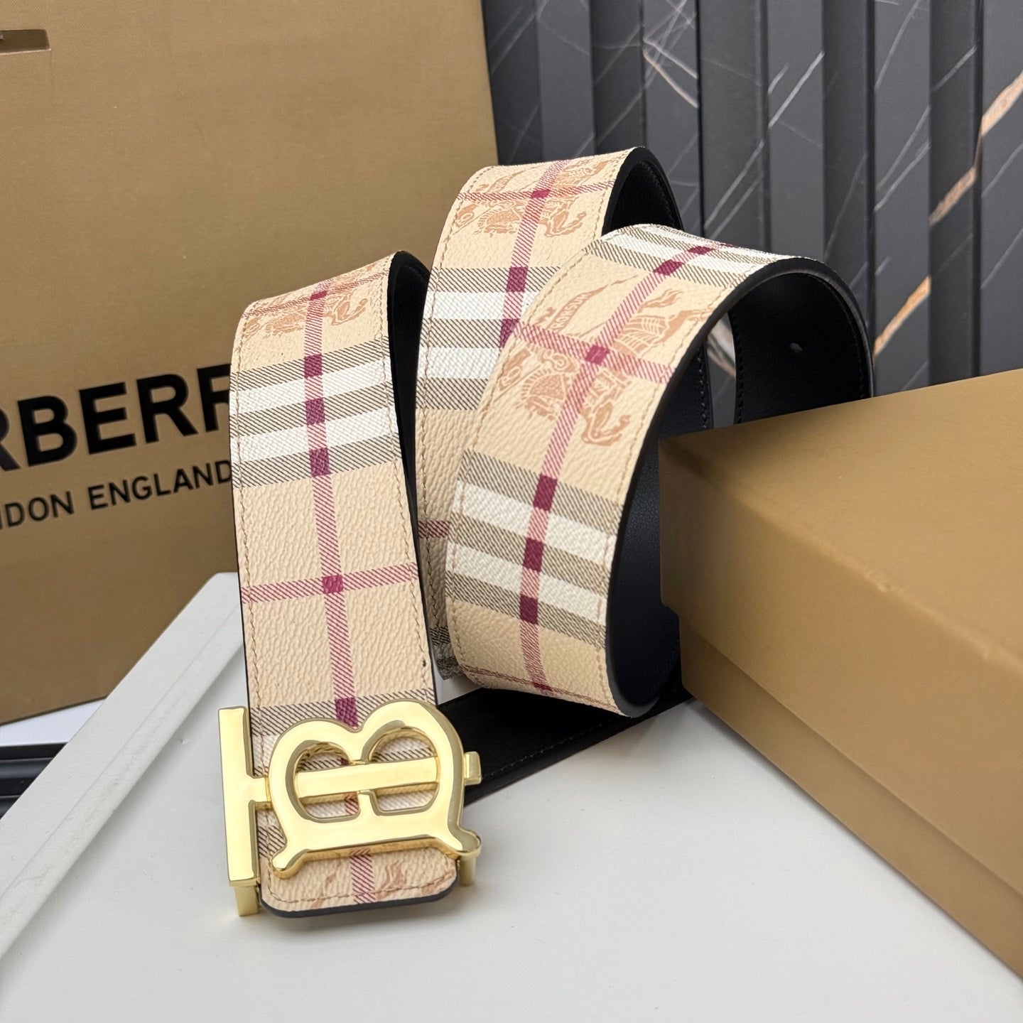 Burberry Men‘s Leather Belt – TB Monogram Buckle / Check Pattern