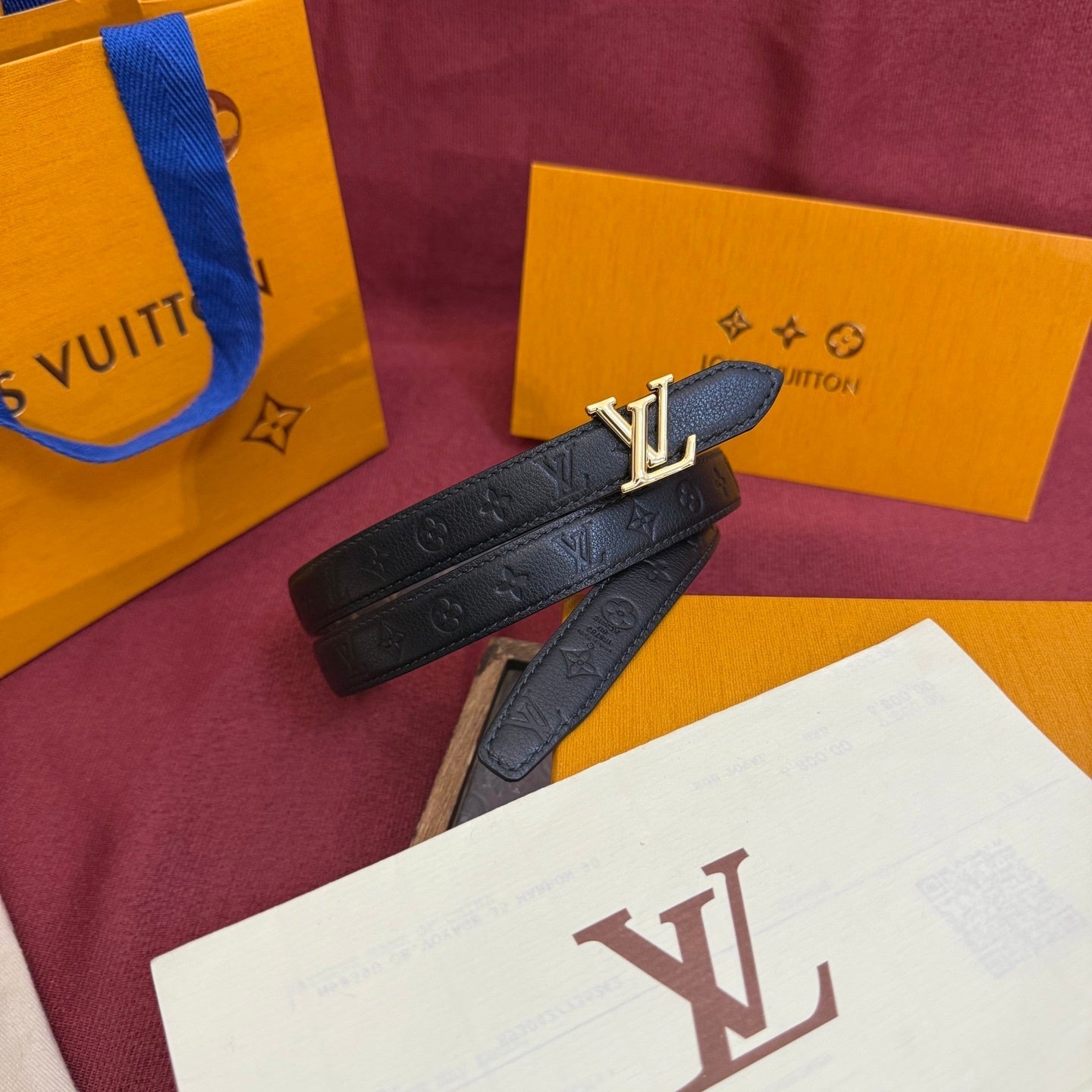 Louis Vuitton-Style Women's Belt — A stylish leather belt featuring a metal buckle, perfect for daily commutes, office wear, and parties; an excellent gift choice for Mother's Day or Valentine's Day.