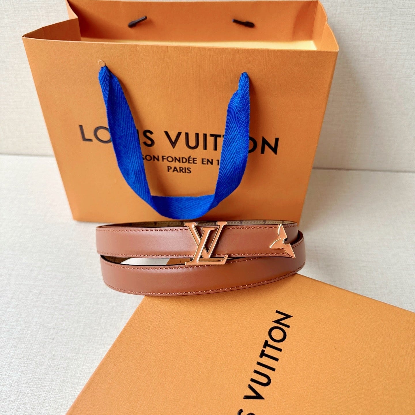 Louis Vuitton-Style Women's Belt — A stylish leather belt featuring a metal buckle, perfect for daily commutes, office wear, and parties; an excellent gift choice for Mother's Day or Valentine's Day.