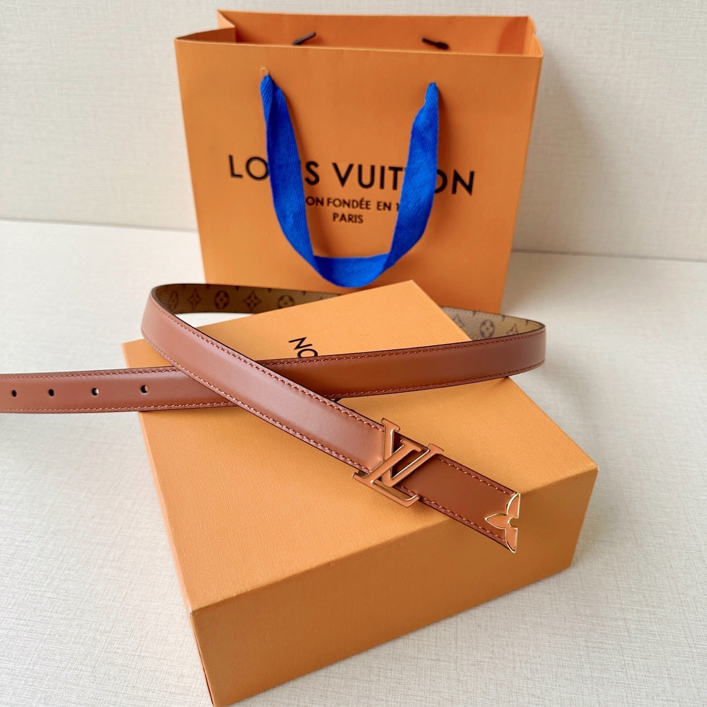 Louis Vuitton-Style Women's Belt — A stylish leather belt featuring a metal buckle, perfect for daily commutes, office wear, and parties; an excellent gift choice for Mother's Day or Valentine's Day.