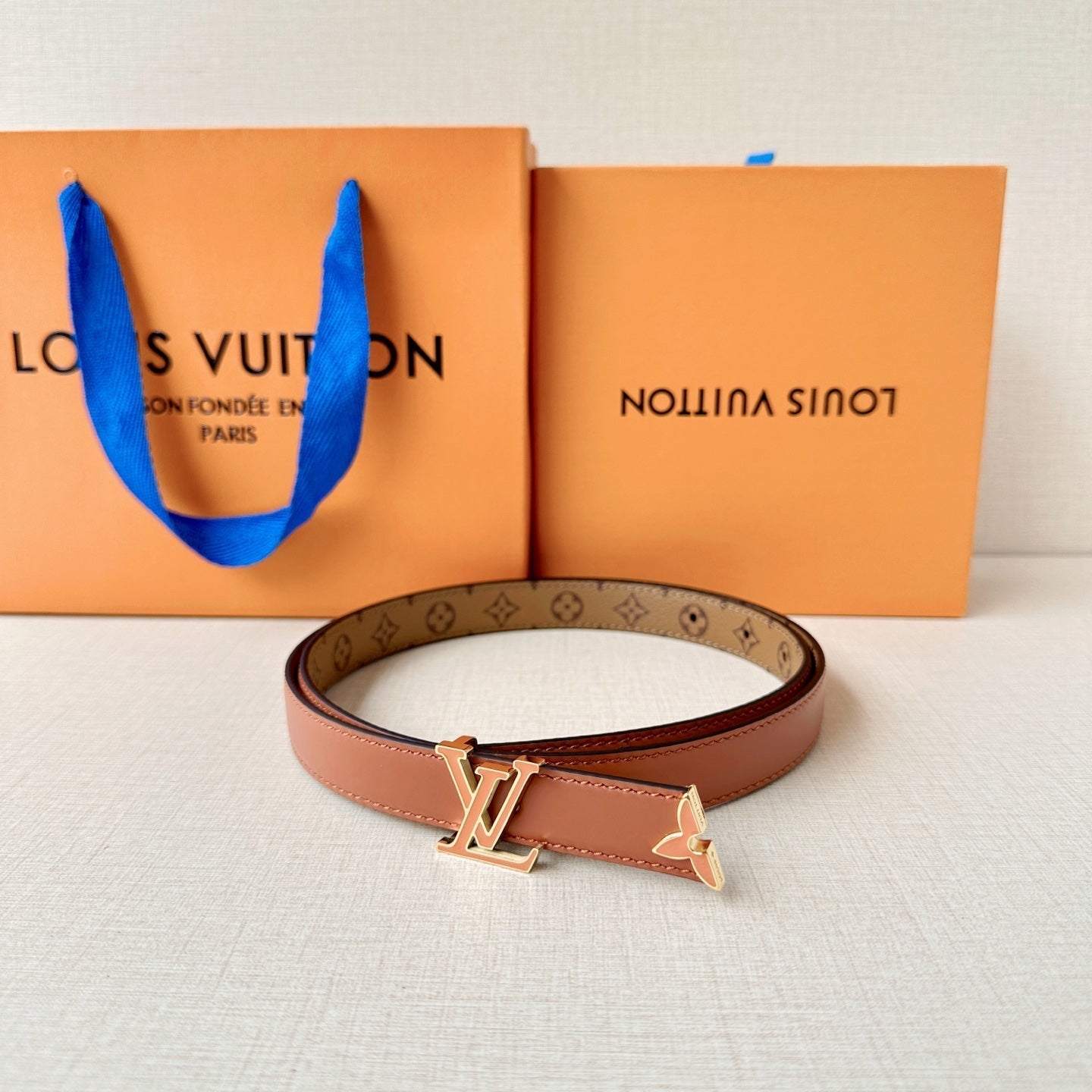 Louis Vuitton-Style Women's Belt — A stylish leather belt featuring a metal buckle, perfect for daily commutes, office wear, and parties; an excellent gift choice for Mother's Day or Valentine's Day.