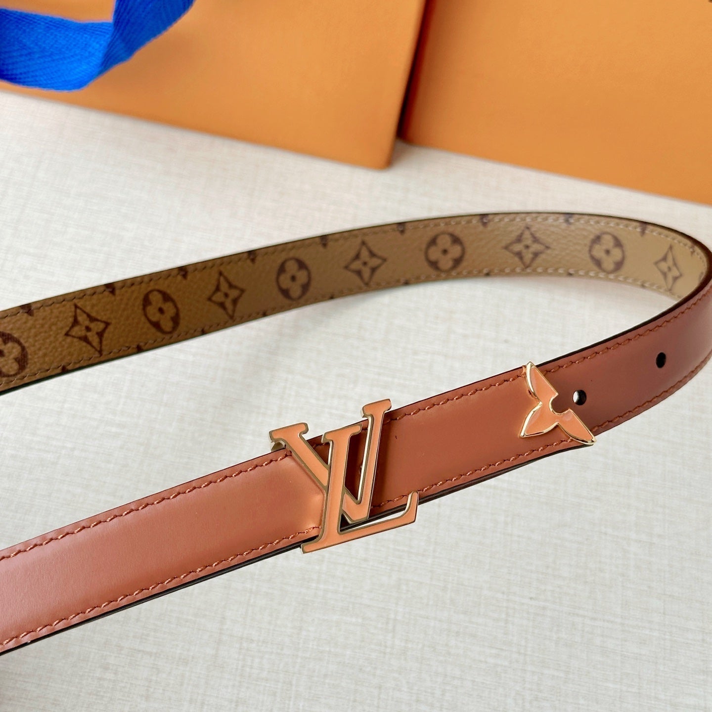 Louis Vuitton-Style Women's Belt — A stylish leather belt featuring a metal buckle, perfect for daily commutes, office wear, and parties; an excellent gift choice for Mother's Day or Valentine's Day.