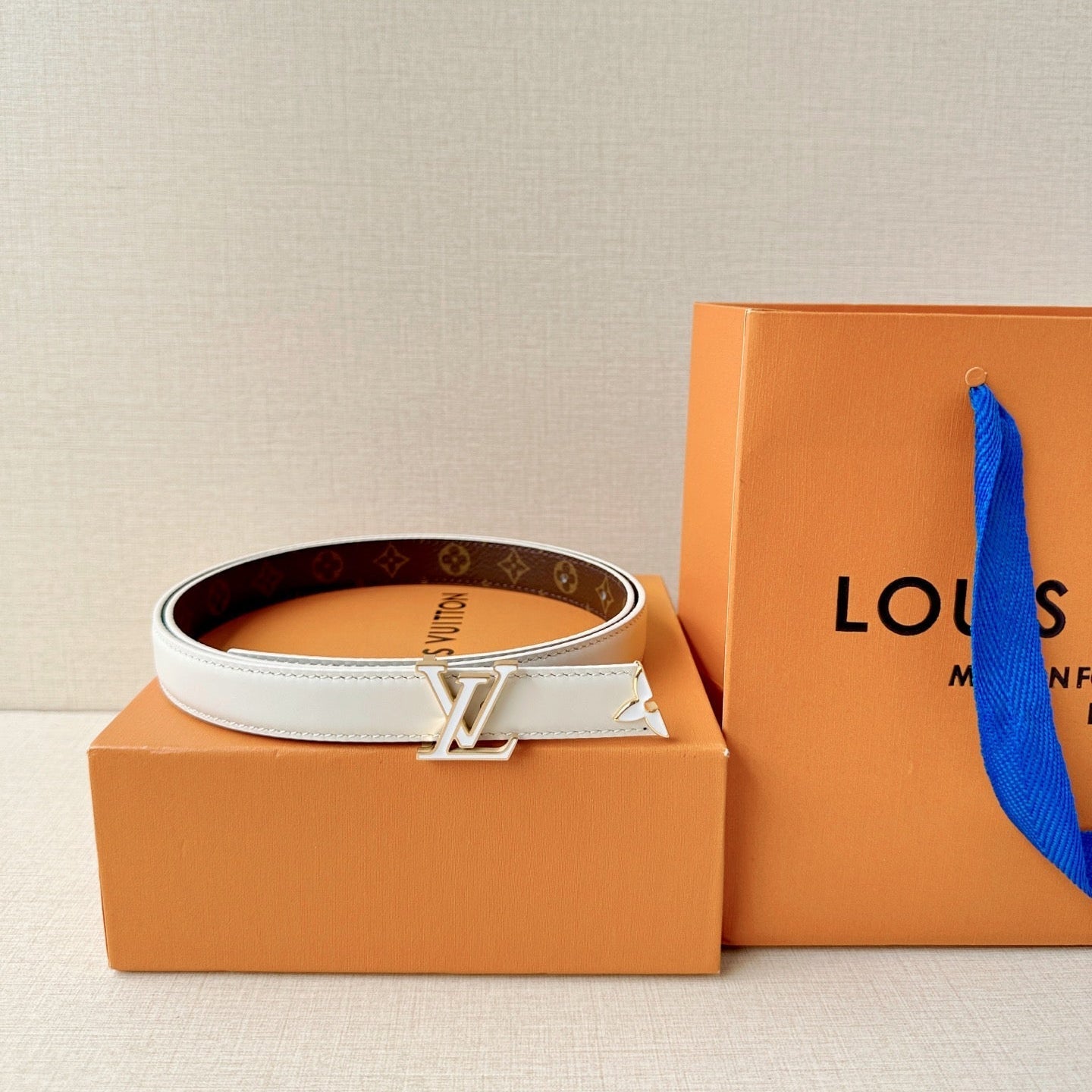 Louis Vuitton-Style Women's Belt — A stylish leather belt featuring a metal buckle, perfect for daily commutes, office wear, and parties; an excellent gift choice for Mother's Day or Valentine's Day.