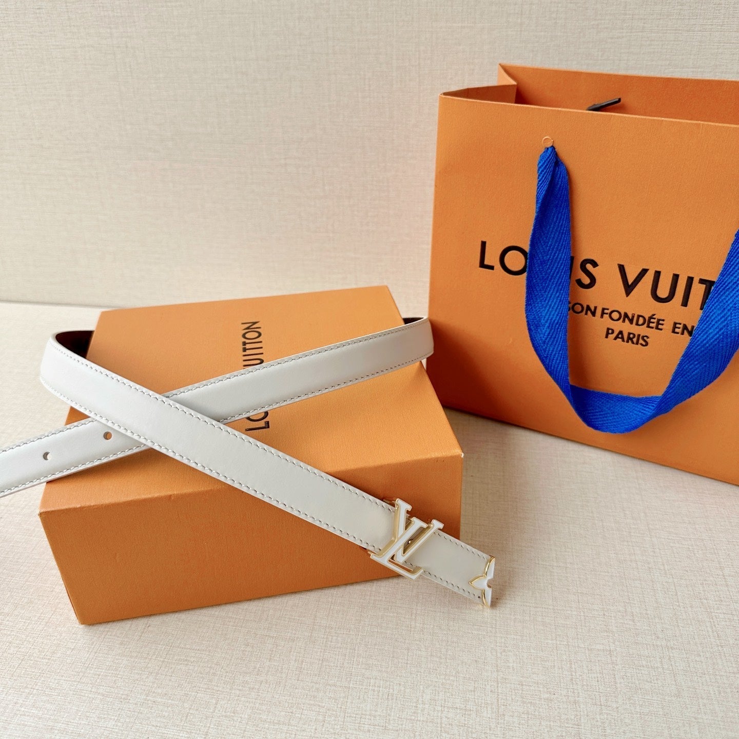 Louis Vuitton-Style Women's Belt — A stylish leather belt featuring a metal buckle, perfect for daily commutes, office wear, and parties; an excellent gift choice for Mother's Day or Valentine's Day.