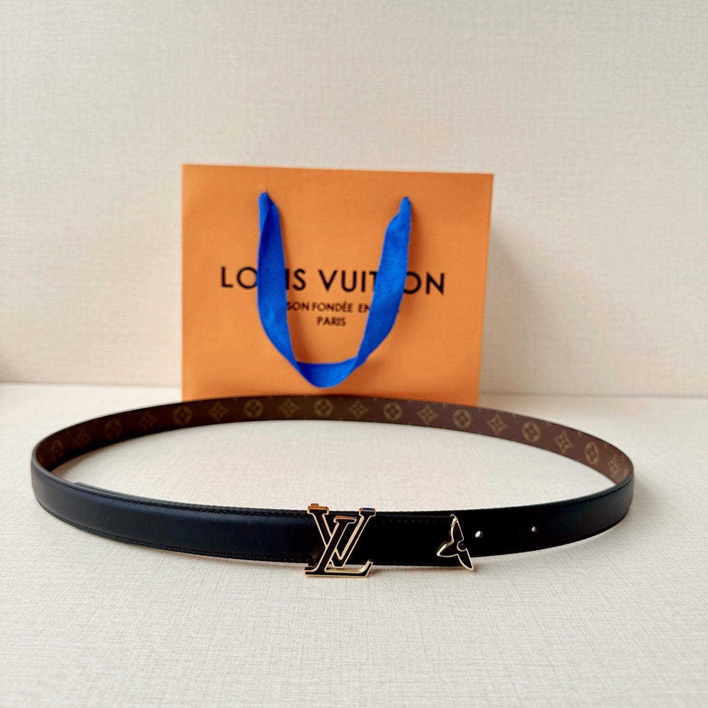 Louis Vuitton-Style Women's Belt — A stylish leather belt featuring a metal buckle, perfect for daily commutes, office wear, and parties; an excellent gift choice for Mother's Day or Valentine's Day.