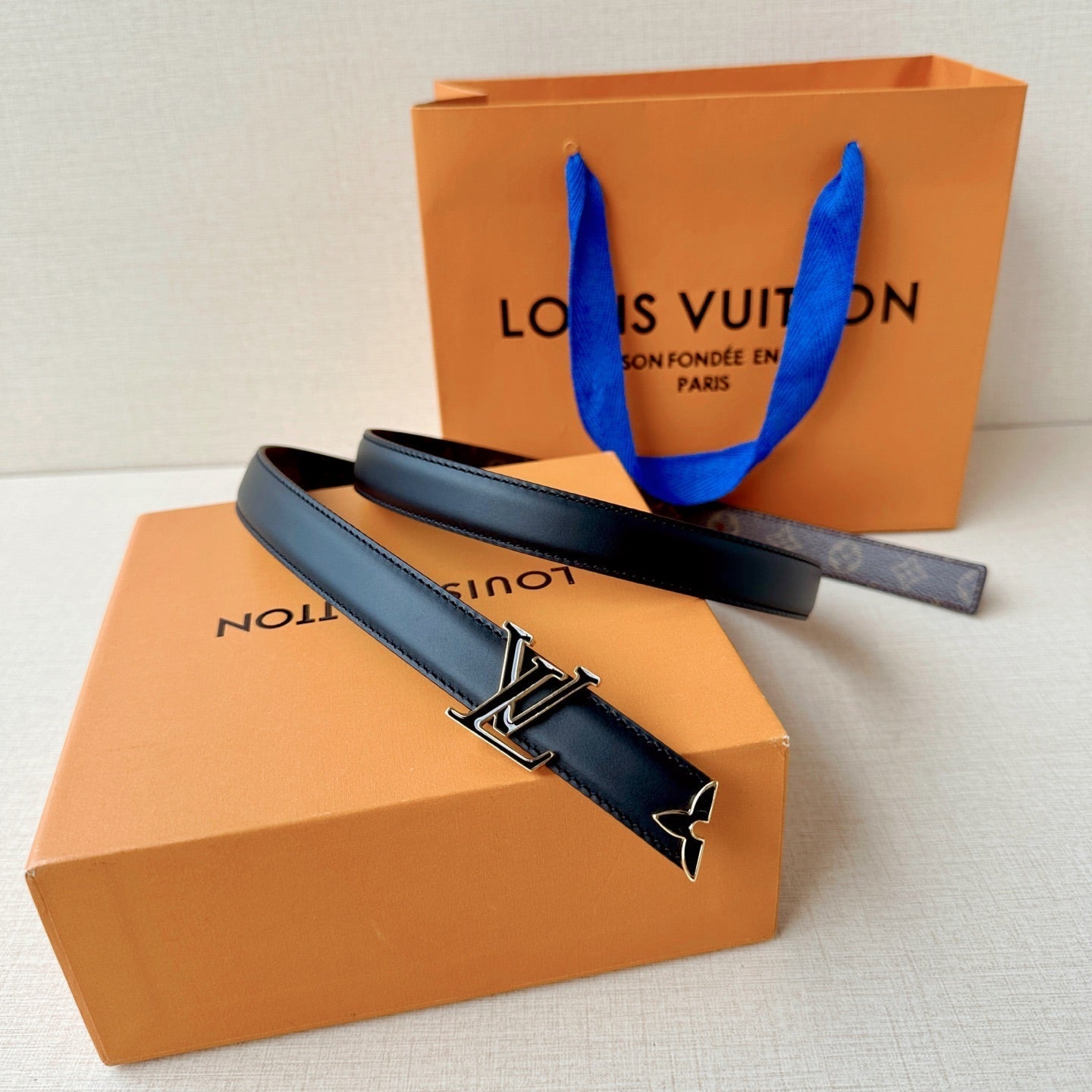 Louis Vuitton-Style Women's Belt — A stylish leather belt featuring a metal buckle, perfect for daily commutes, office wear, and parties; an excellent gift choice for Mother's Day or Valentine's Day.
