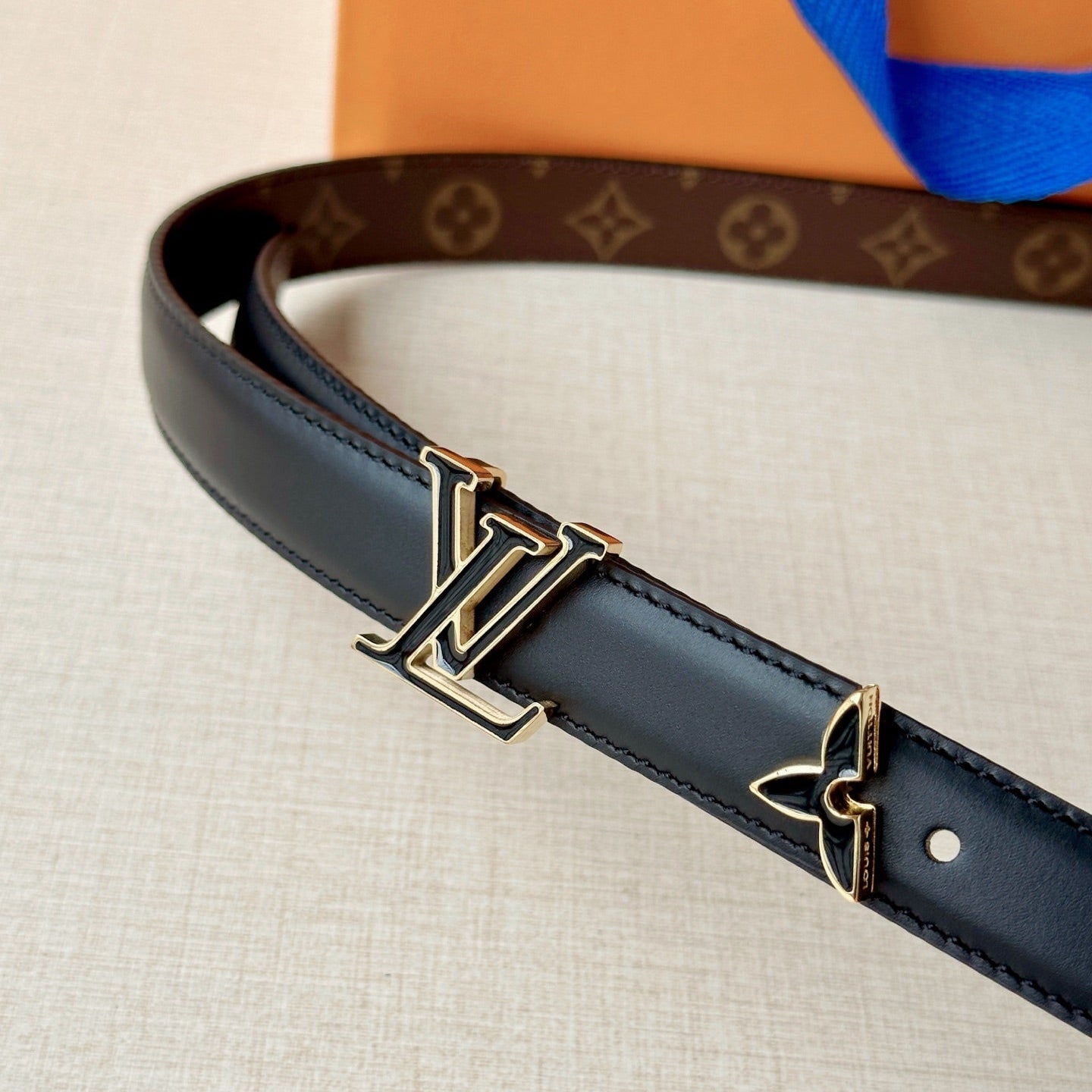 Louis Vuitton-Style Women's Belt — A stylish leather belt featuring a metal buckle, perfect for daily commutes, office wear, and parties; an excellent gift choice for Mother's Day or Valentine's Day.