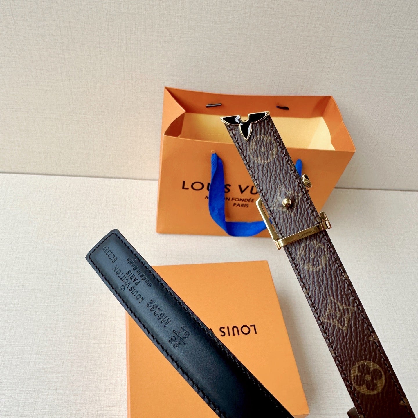 Louis Vuitton-Style Women's Belt — A stylish leather belt featuring a metal buckle, perfect for daily commutes, office wear, and parties; an excellent gift choice for Mother's Day or Valentine's Day.